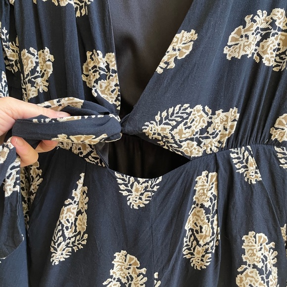 Love Riche navy blue printed bell sleeve romper - Picture 6 of 10